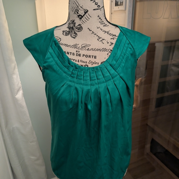 The Limited pleated cap sleeve top.🦋 - Picture 1 of 6